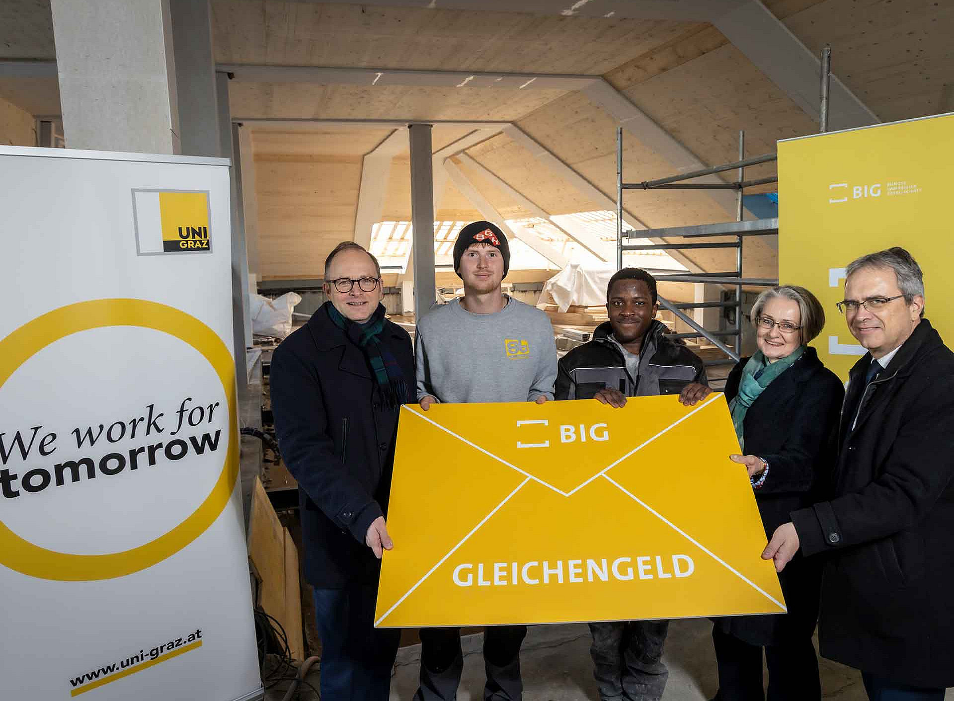 Gleichenfeier des Hauses der Bildungswissenschaften: Maximilian Pammer (BIG), die Lehrlinge Kevin Fladere und Benjamin Akrasi, Dekanin Andrea Steiner und Rektor Peter Riedler (v. l.) Foto: Uni Graz/Lunghammer ©Helmut Lunghammer