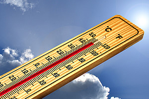 Thermometer, das 46 Grad Celsius anzeigt, vor blauem Himmel mit Wolken
