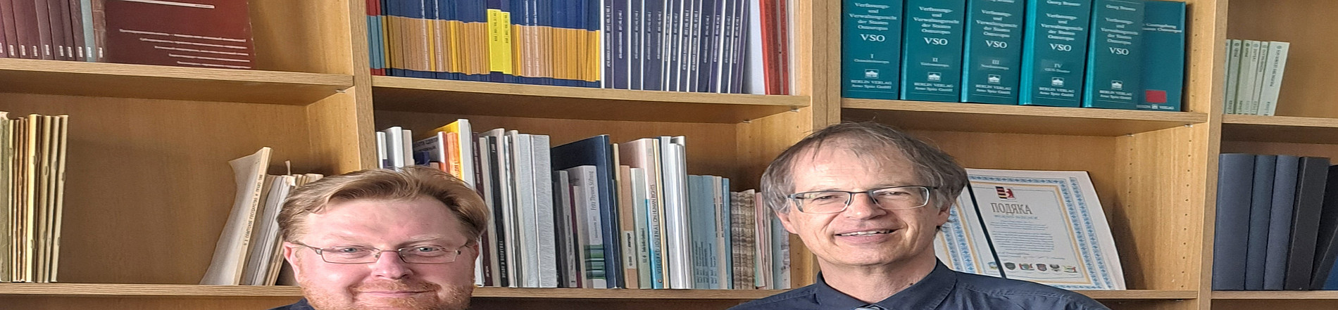 Prof. Bilash und Prof. Wieser stehen zusammen, halten das neuen Buch im Hand. ©Andrea Rátkai