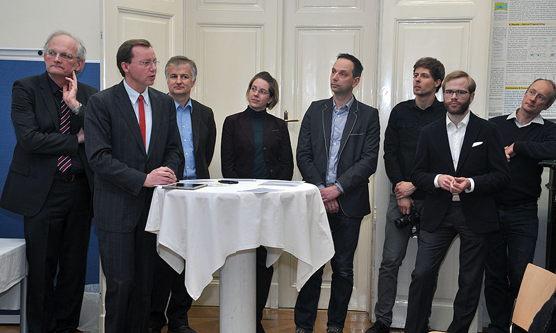 Lehrende im DK: Lukas Meyer, Gottfried Kirchengast, Alfred Posch, Birgit Bednar-Friedl, Steffen Birk, Matthias Damert (Studierender), Johannes Haas (Studierender) und Oliver Sass (v.l.). Fotos: Uni Graz/Pichler