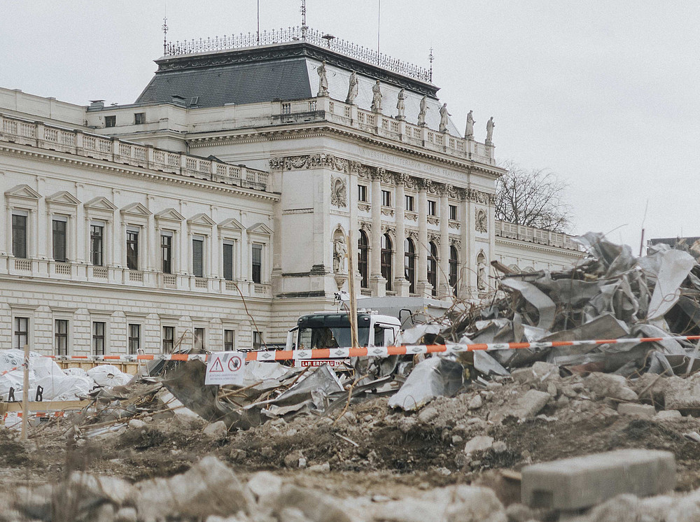 The main building of the University of Graz, in front of it a pile of rubble and a lorry from the construction site of the Graz Center of Physics ©Candussi