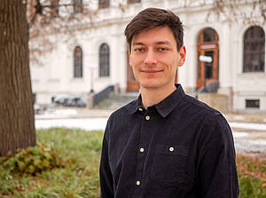 Elias Faller von vorne im Hemd im Innenhof der Uni Graz ©Uni Graz/Radlinger