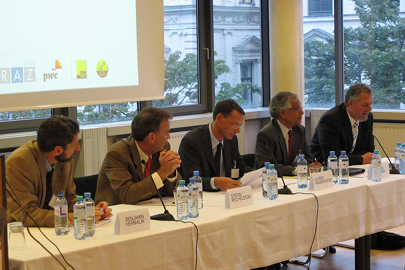 Experten diskutieren: Hermalin, Reichelstein, Wagenhofer, Sunder, Milla bei der Plenardiskussion.