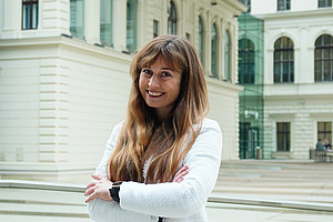 Kamilla Galicz in front of the library building, University of Graz