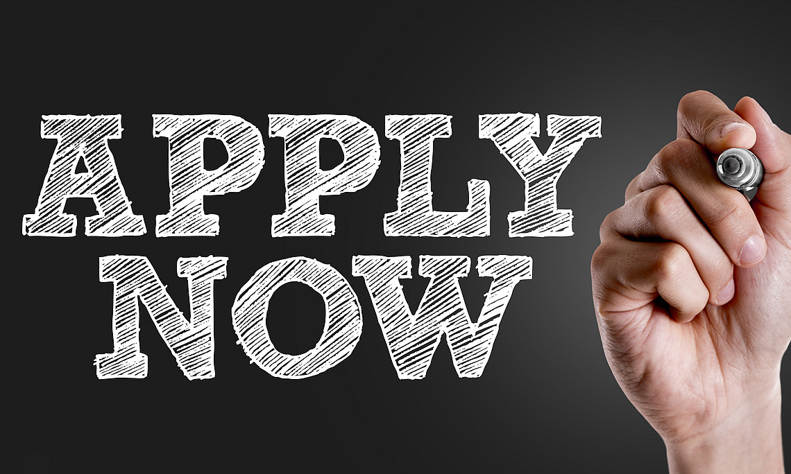 hand writing the text apply now