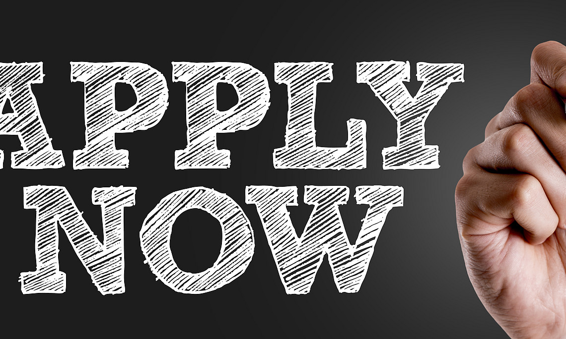 hand writing the text apply now