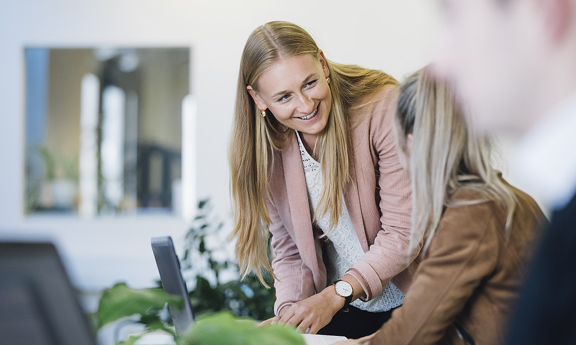 Lehrerin und Studentin vor PC