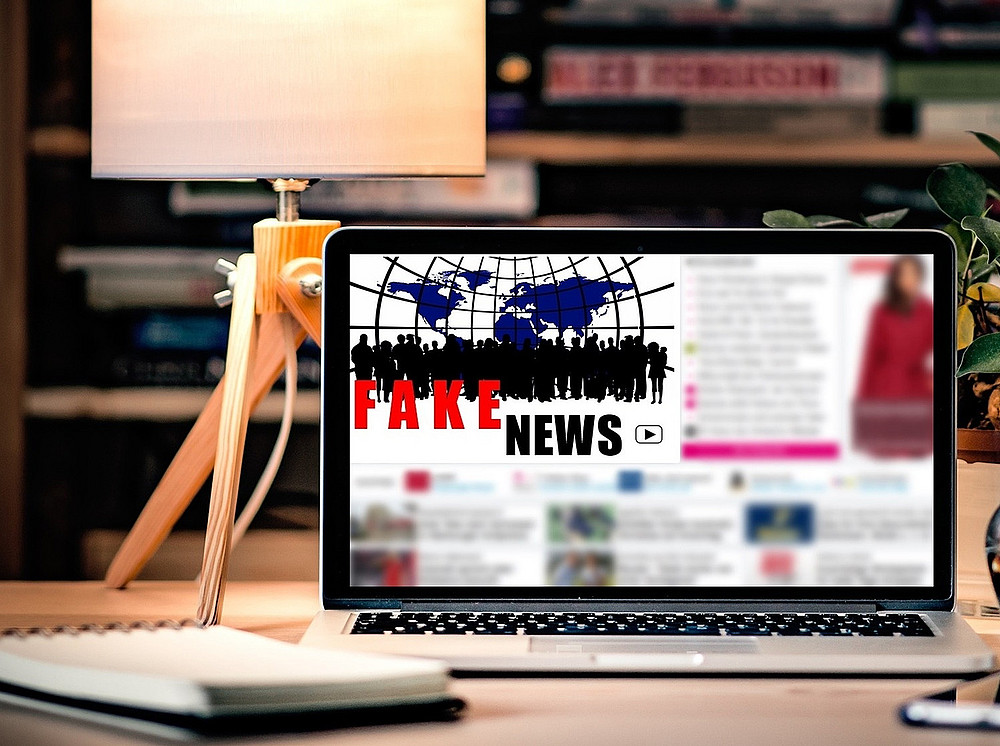 Auf einem Laptop-Bildschirm sind die Worte "Fake News" zu lesen ©Pixabay/NoName_13