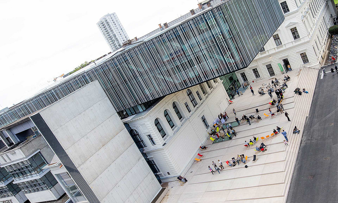 Blick auf den Vorplatz der Bibliothek am Eröffnungstag