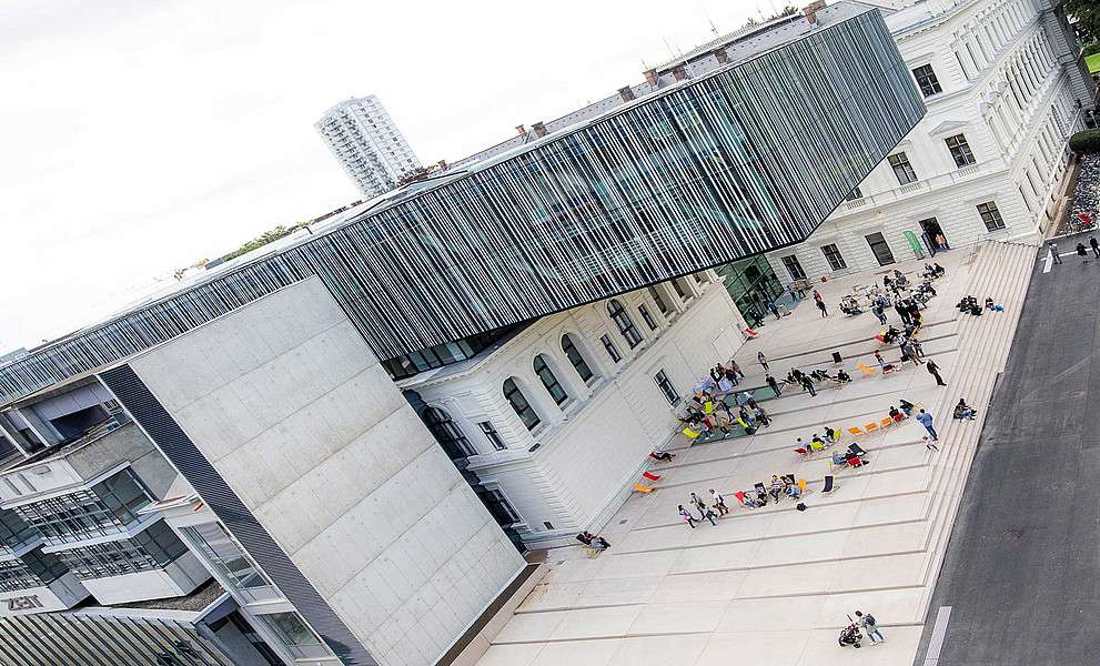 Blick auf den Vorplatz der Bibliothek am Eröffnungstag