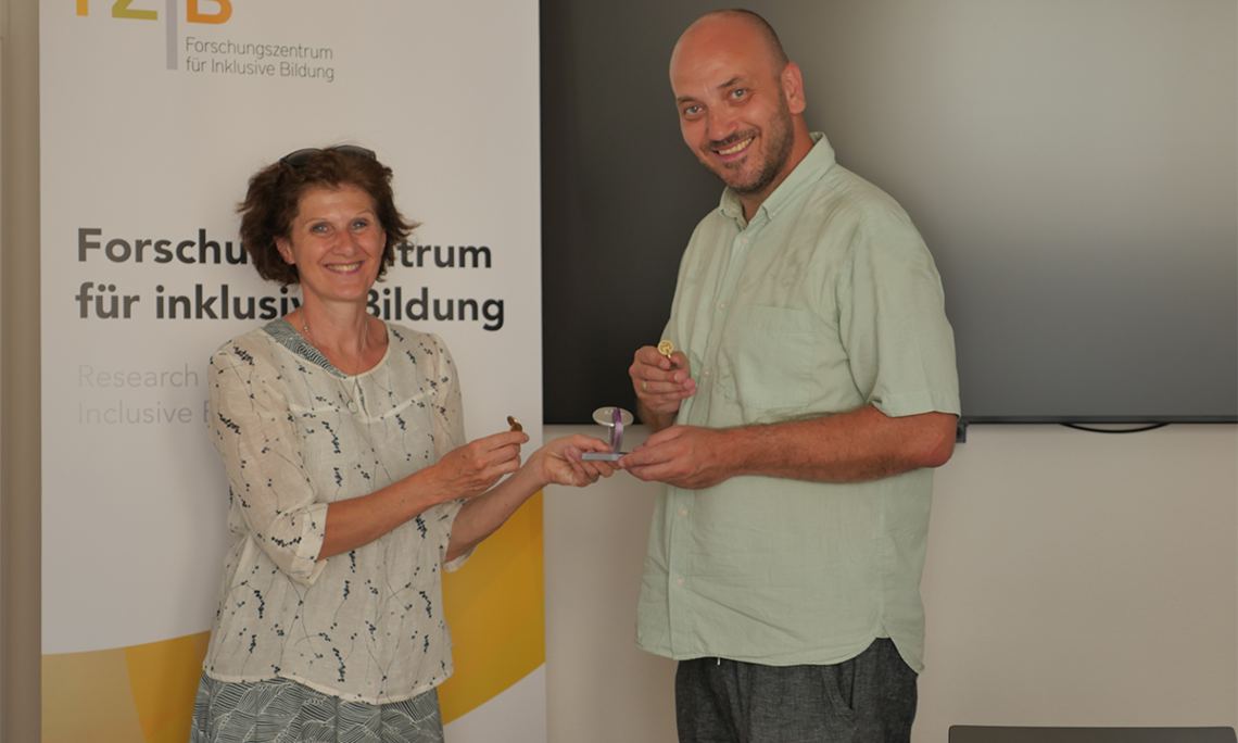 Roland Radlinger (ZDLL Uni Graz) und Heidi Kinast (FZIB) freuen sich über den 2. Platz Anton-Schelnast Preis, Foto: Copyright FZIB/ZDLL