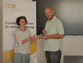 Roland Radlinger (ZDLL Uni Graz) und Heidi Kinast (FZIB) freuen sich über den 2. Platz Anton-Schelnast Preis, Foto: Copyright FZIB/ZDLL