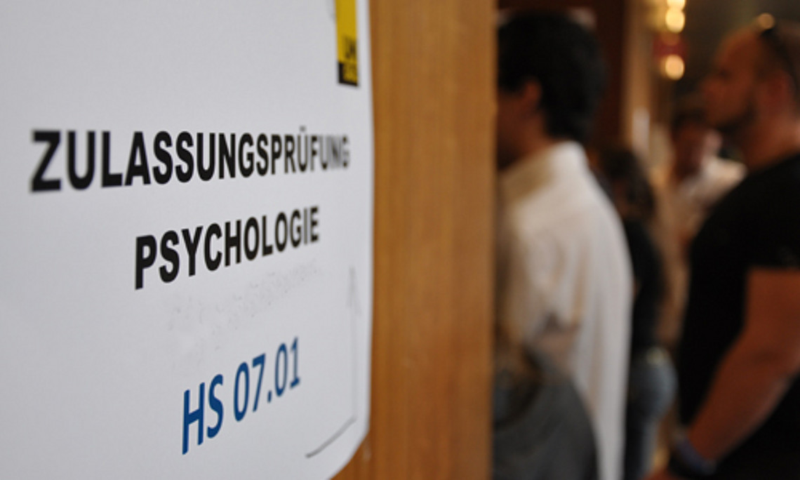 Ab 1. Juni bis zum 31. Juli 2012 kann man sich für die Zulassungsprüfung Psychologie registrieren.