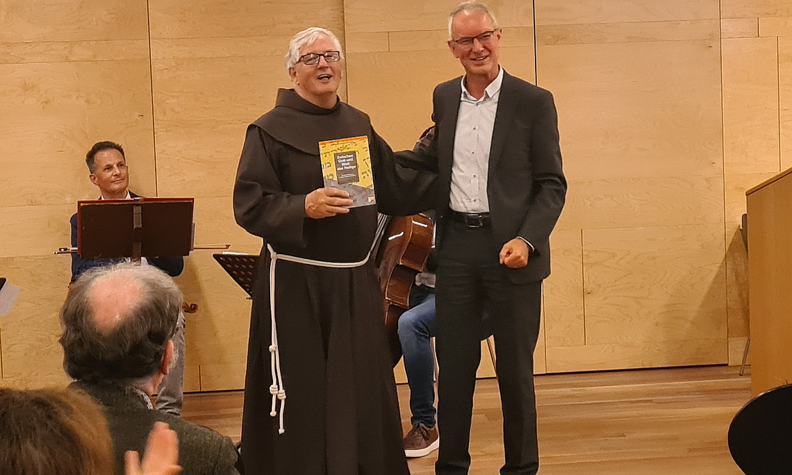 Dr Hopfgartner ofm und Mag. Kompatscher (Tyrolia-Verlag) bei der Buchpräsentation am 25.9.2023