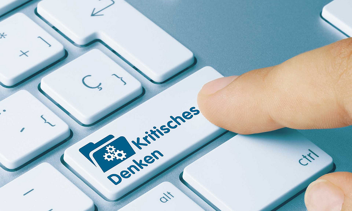 Tastatur mit Button kritisches Denken