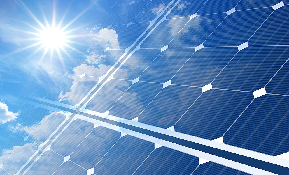 Photovoltaik-Panele, die Sonne, blauer Himmel mit ein paar Wölkchen