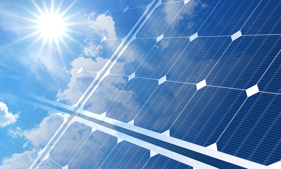Photovoltaik-Panele, die Sonne, blauer Himmel mit ein paar Wölkchen