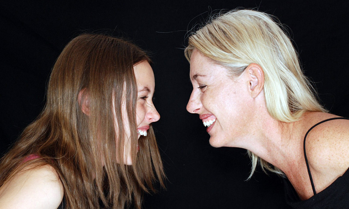 Lachen lässt sich mit anderen oder auf Kosten anderer. Ilona Papousek hat die Hintergründe des Humors untersucht. Foto: Pixabay