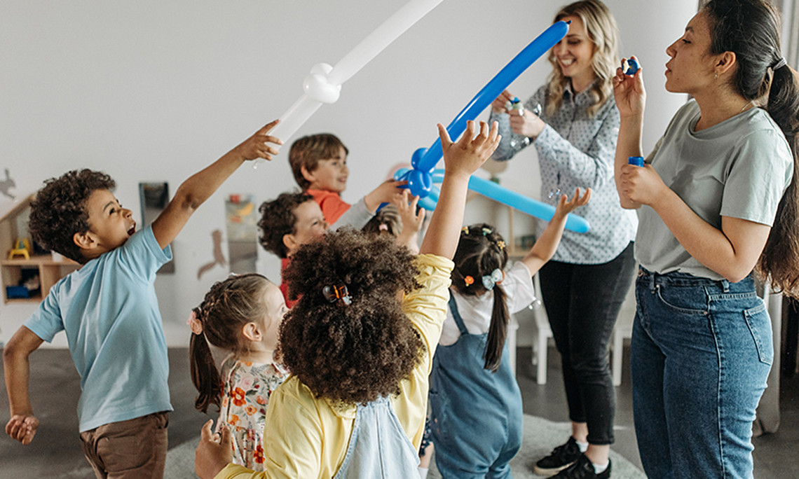 BildungsforscherInnen haben mit "Hand in Hand" ein spezielles Training für Lehrende konzipiert. Im Podcast "HörSaal" erzählen Lisa Paleczek und Barbara Gasteiger-Klicpera mehr darüber. Foto: pexels.com