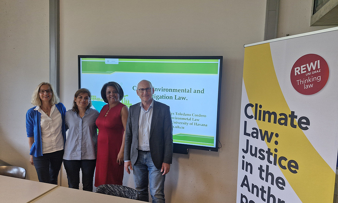 Gruppenfoto vom Round Table ClimLaw mit der Vortragenden aus Havanna