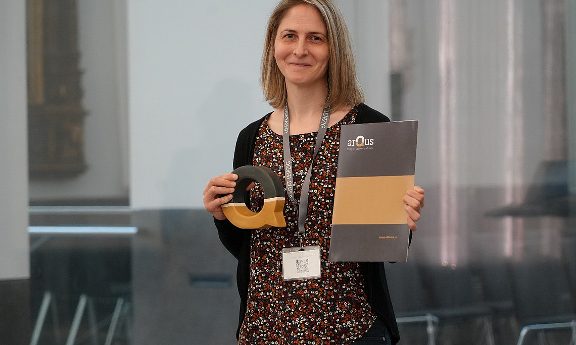 Silvia Kober hält ihren Award
