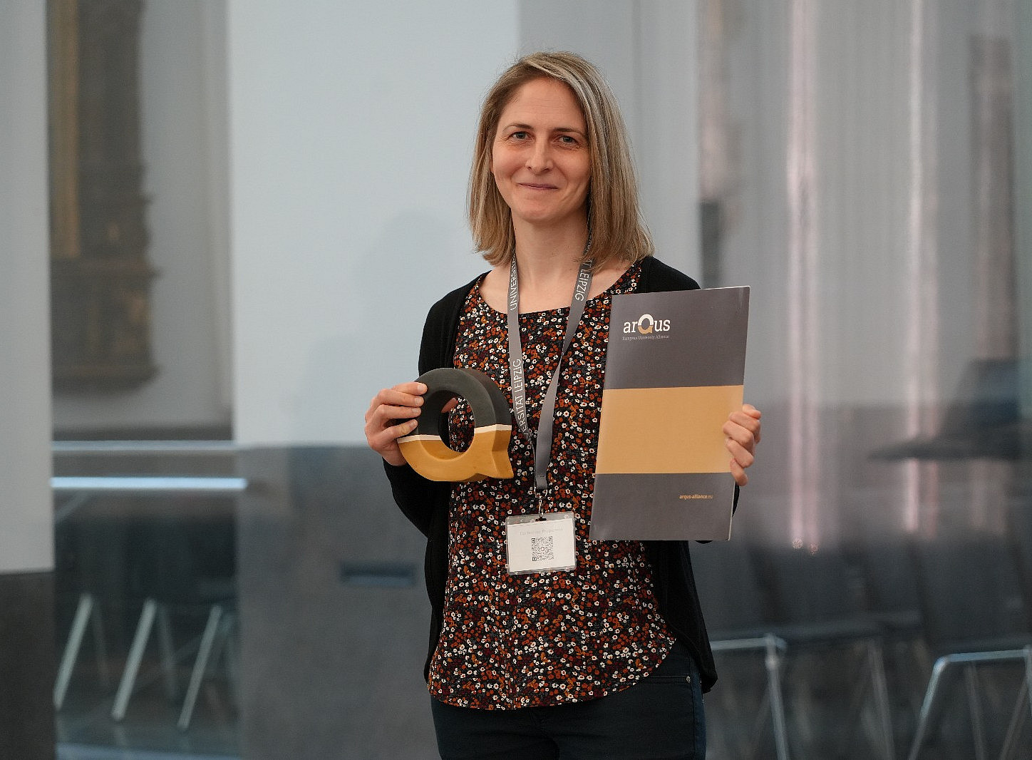 Silvia Kober hält ihren Award 