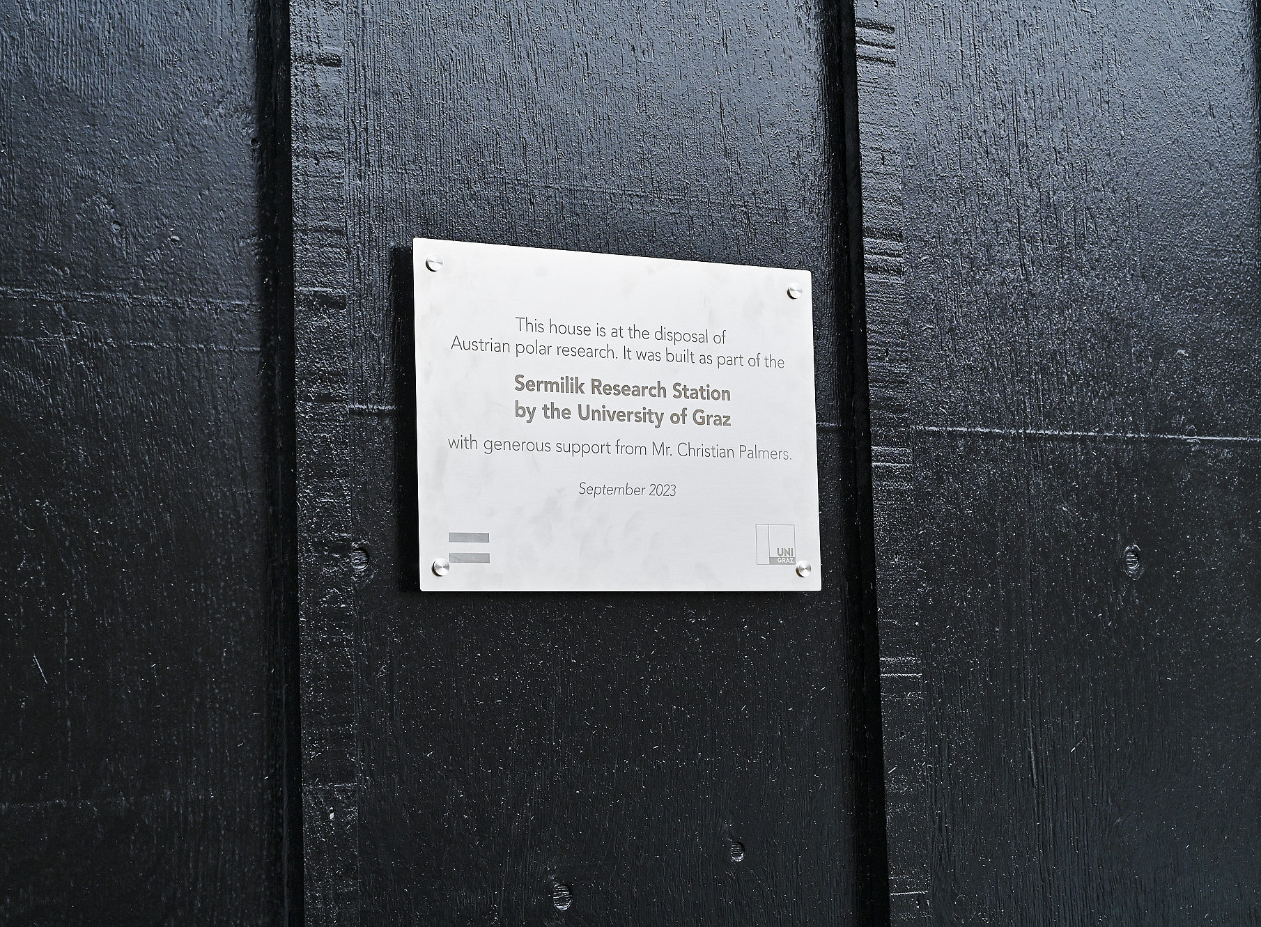Tafel an der Forschungsstation Sermilik zu Ehren des Stifters Christian Palmers ©Uni Graz/Vilgut