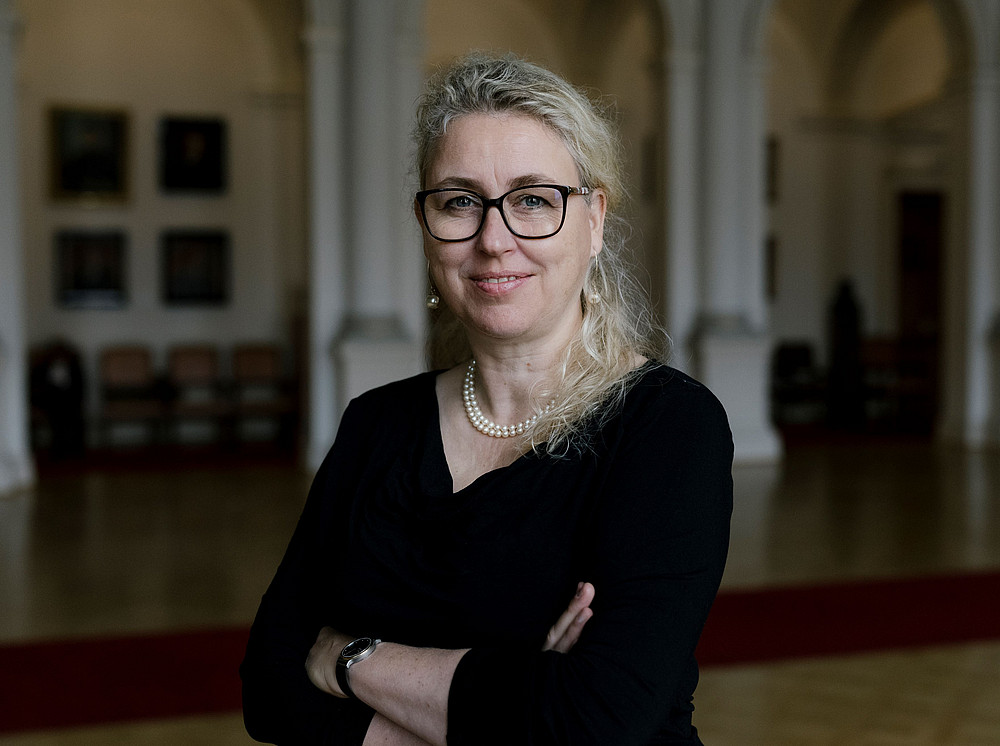 Catherine Walter-Laager, Vizerektorin für Studium und Lehre, im Portraitfoto in der Aula der Uni Graz ©Uni Graz/Kanizaj