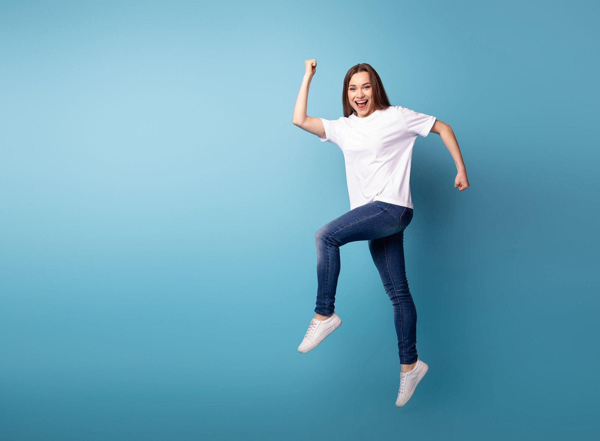 Junge Frau springend vor Freude ©Tetiana by Adobe Stock