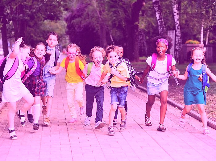 Children running and laughing together on the way to school as a subject photo for the research project (Un)geteilt) at the University of Graz ©Pixabay/Evgeniy Kalinovskiy 