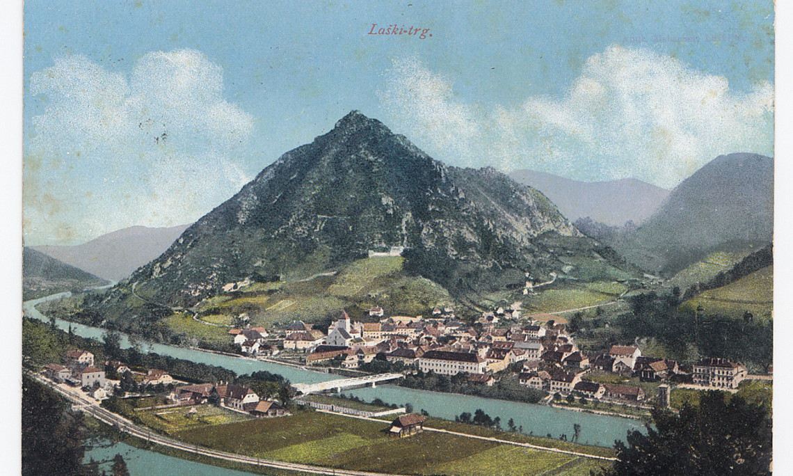 Drei Postkarten von Lasko/Tüffer auf Basis derselben Ortsansicht, produziert von unterschiedlichen Verlagen und mit unterschiedlichen Sprachvarianten (slowenisch, deutsch, zweisprachig), ca. 1905-1915, Slowenische National- und Universitätsbibliothek, Zentrale Bibliothek Celje.