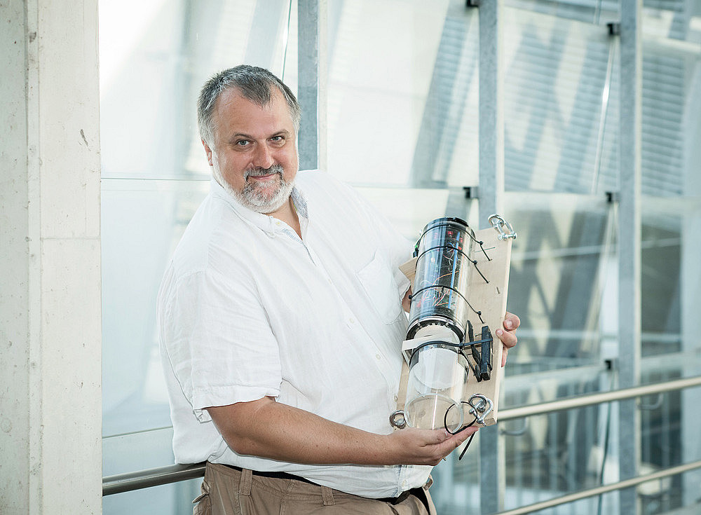 Biologe Ronald Thenius mit dem Prototypen eines biohybriden Roboters 