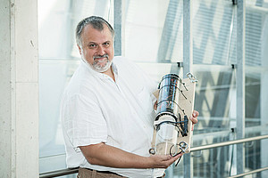 Ronald Thenius präsentiert ein "biohybrides" Wesen: einen Roboter, der Kleintiere als Sensoren verwendet. Foto: Uni Graz/Thenius