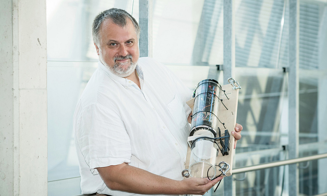 Ronald Thenius präsentiert ein "biohybrides Wesen", ein Gerät, dass auf Tiere als Sensoren setzt. Foto: Christa Strobl
