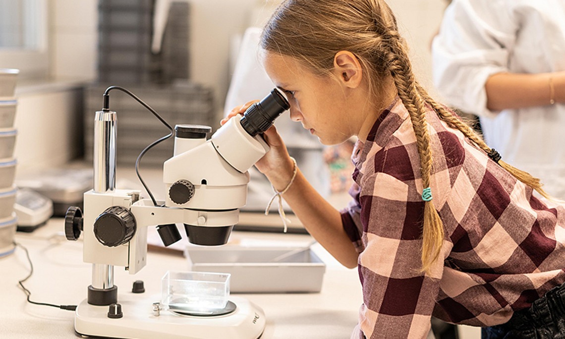 Der Science Garden begeistert Kinder und Jugendliche für Naturwissenschaften. Eine Station der Plattform ist das Offene Labor der Uni Graz. Foto: Science Garden. 