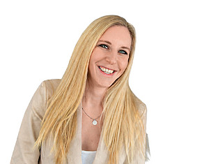 blonde Frau vor weißem Hintergrund ©beigestellt