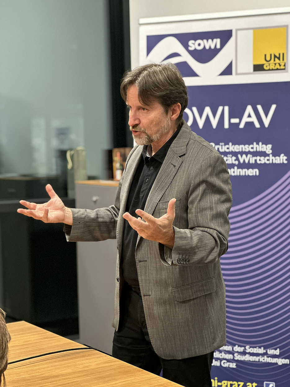 Mag. Dr. Ernst Sittinger hält einen Vortrag 