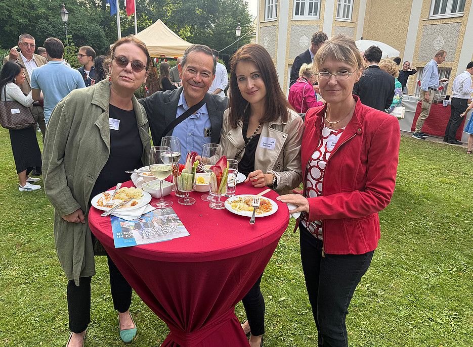 4 Personen stehen an einem runden Stehtisch in eine Garten ©Anna-Christina Römer-Siegl 