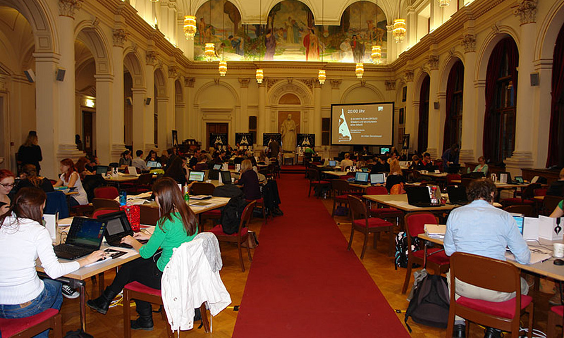 Zur Langen Nacht der aufgeschobenen Seminararbeiten waren im Vorjahr rund 100 TeilnehmerInnen in die Aula gekommen. Foto: Uni Graz/Kastrun.