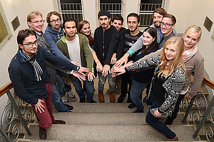 MORE-Studierende und ihre Buddys - mit dabei sind auch ÖH-Vorsitzender Markus Trebuch (3.v.r.) und Bernhard Sebl, Leiter der Studien- und Prüfungsabteilung (2.v.l.). Foto: Uni Graz/Tzivanopoulos. 