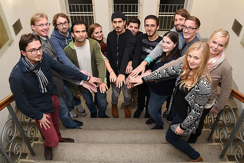 MORE-Studierende und ihre Buddys - mit dabei sind auch ÖH-Vorsitzender Markus Trebuch (3.v.r.) und Bernhard Sebl, Leiter der Studien- und Prüfungsabteilung (2.v.l.). Foto: Uni Graz/Tzivanopoulos. 