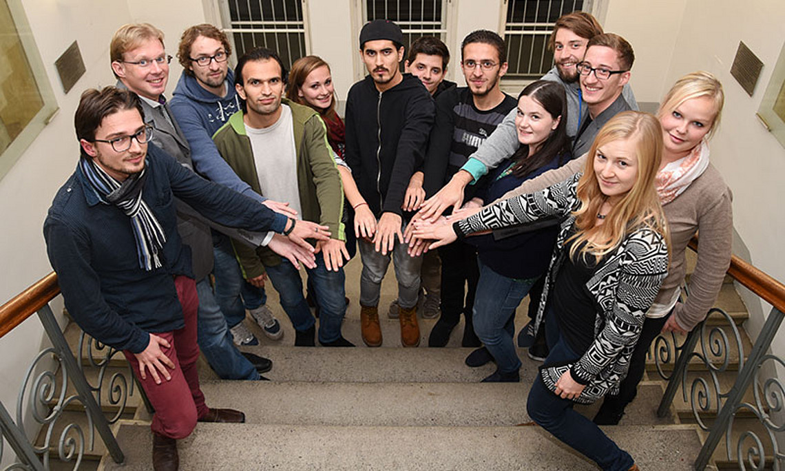 MORE-Studierende und ihre Buddys - mit dabei sind auch ÖH-Vorsitzender Markus Trebuch (3.v.r.) und Bernhard Sebl, Leiter der Studien- und Prüfungsabteilung (2.v.l.). Foto: Uni Graz/Tzivanopoulos. 