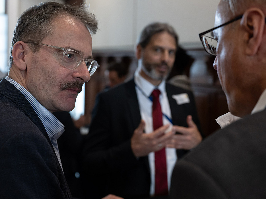 Networking am Buffet ©© Simon Blackley 2026