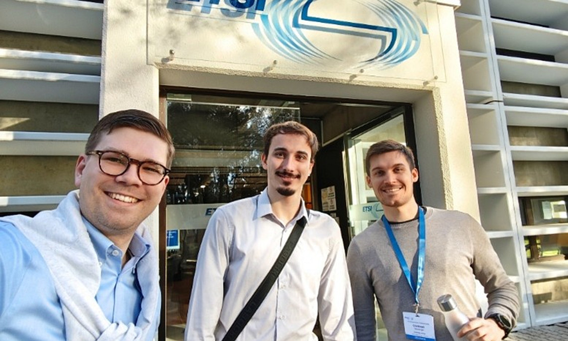 v.l.n.r Dorian Brandmüller, Michael Lamprecht und Christoph Stockinger vor dem ETSI Gebäude in Sophia-Antipolis