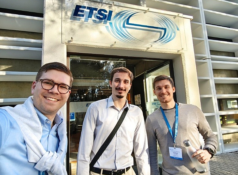 v.l.n.r Dorian Brandmüller, Michael Lamprecht und Christoph Stockinger vor dem ETSI Gebäude in Sophia-Antipolis ©Uni Graz / Brandmüller