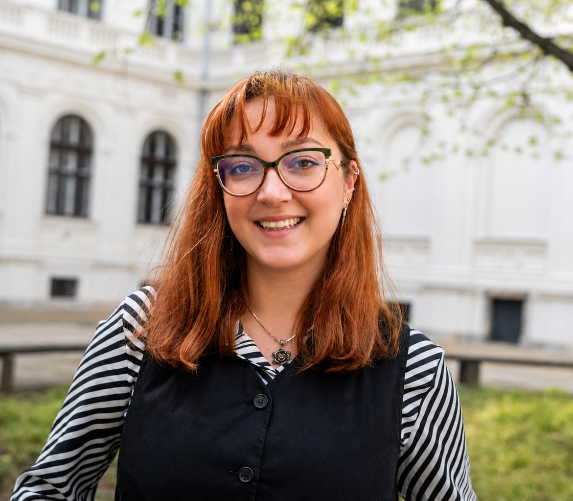 Porträt von Nikolina Kulundzija im Innenhof der Uni