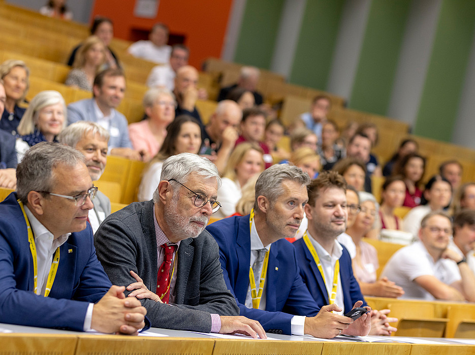 Peter Riedler, Helmut Konrad, Markus Fallenböck, Georg Schneider und Jubilar:innen dahinter ©Uni Graz / Kanizaj