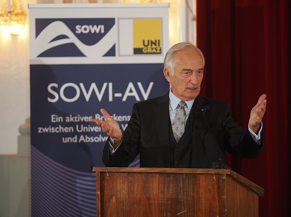 Univ.Prof.em Mag. Dr. Wolf Rauch hält eine Laudatio ©Mag. Paulus Mayr