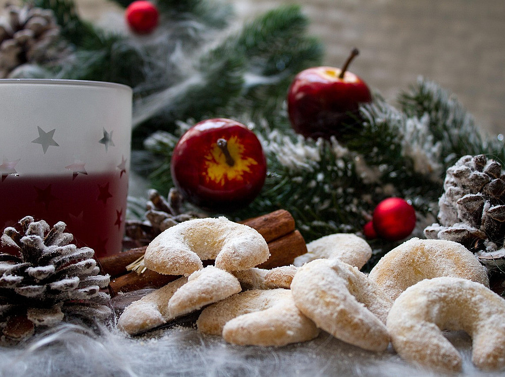 Glühwein und Gebäck pixabay 