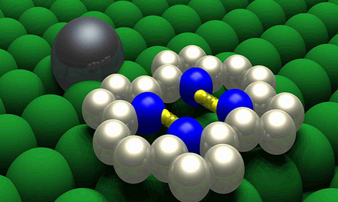 Teilchen-Steuerung auf einer Kupferoberfläche: Physiker zeigten erstmals, wie ein einzelnes Atom die benachbarten Moleküle beeinflussen kann.